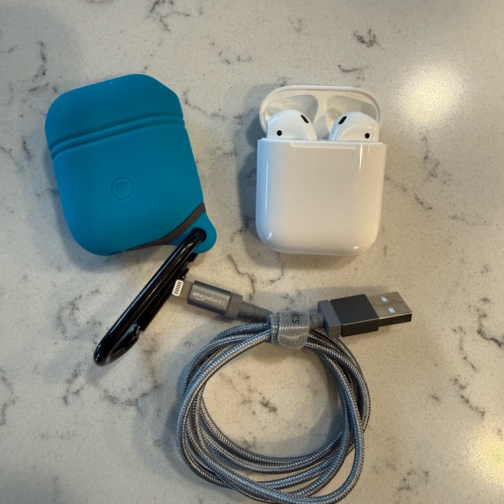 Apple AirPod Wireless Earbuds with Charging Case - White - Gen 1
